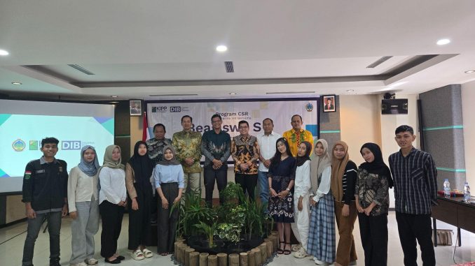 Wakil Bupati Kayong Utara dan Perwakilan PT DIB berfoto bersama para mahasiswa asal Desa Pelapis penerima bantuan beasiswa