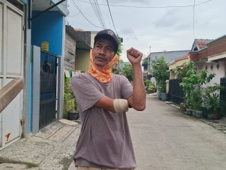 Di balik karung plastik dan tangan yang tak utuh, berdiri lelaki yang tetap merawat harga diri.