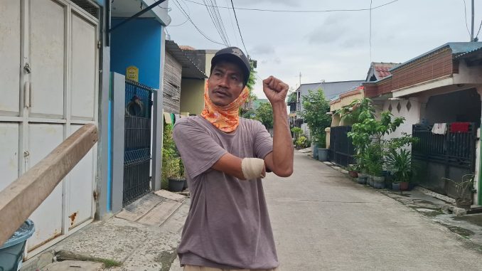 Di balik karung plastik dan tangan yang tak utuh, berdiri lelaki yang tetap merawat harga diri.